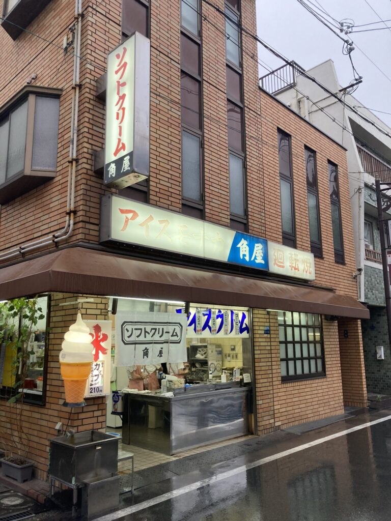 滝井新地行く途中にある有名なアイスクリーム屋さん カドヤ