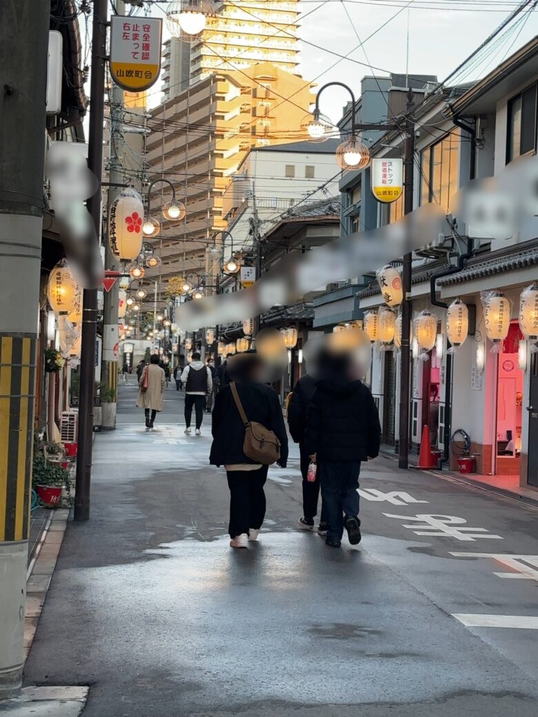 2023年2月20日の17時頃の飛田新地メイン通りの風景