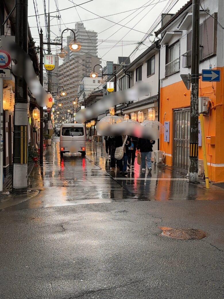 2023年2月14日、昼下がりの飛田新地メイン通りはあいにくの雨です