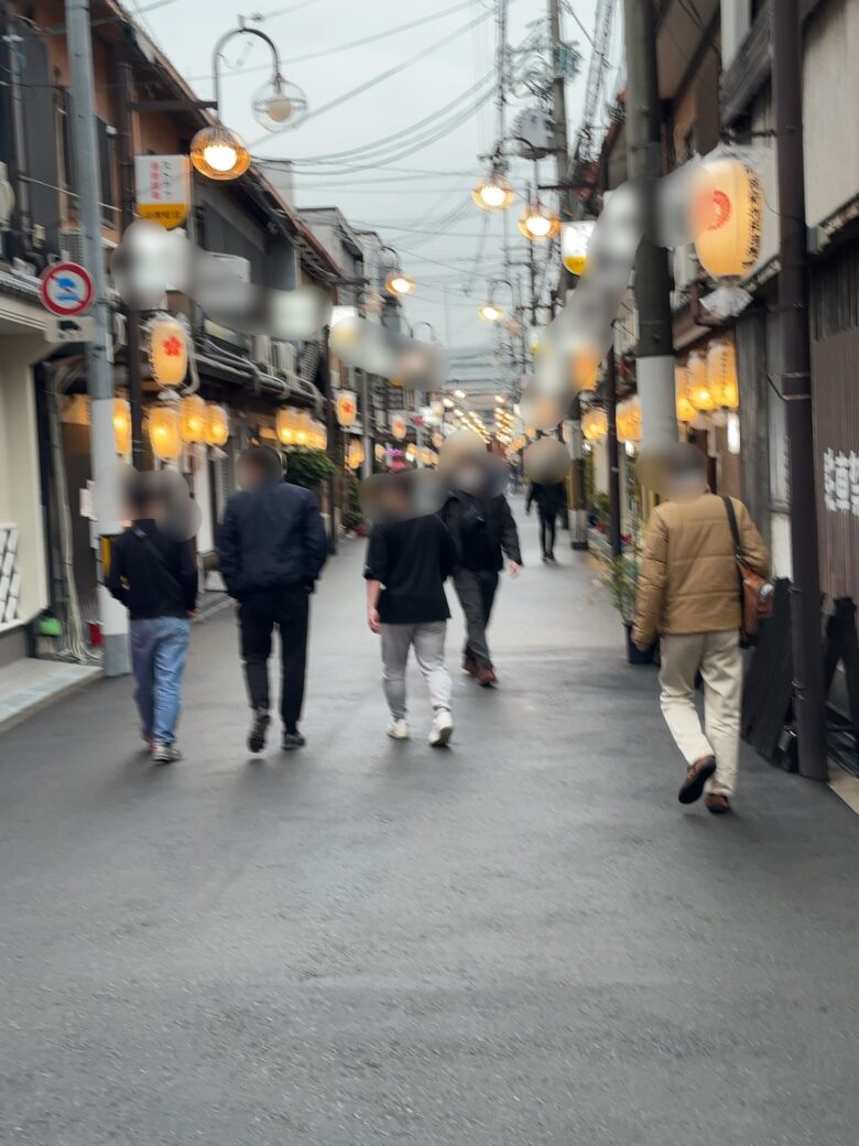 2023年2月24日、飛田新地メイン通り雨上がりの風景