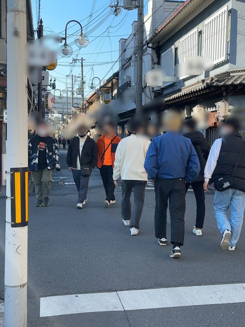 2023年2月27日15時ごろ、学生たちで賑わう飛田新地