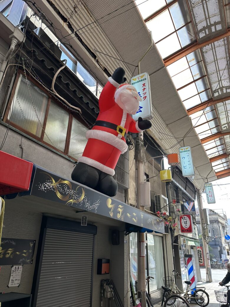 飛田新地へ向かう途中にあるサンタモニュメント