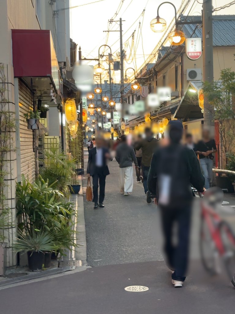 2023年4月28日金曜日19時頃の飛田新地、青春通りの風景