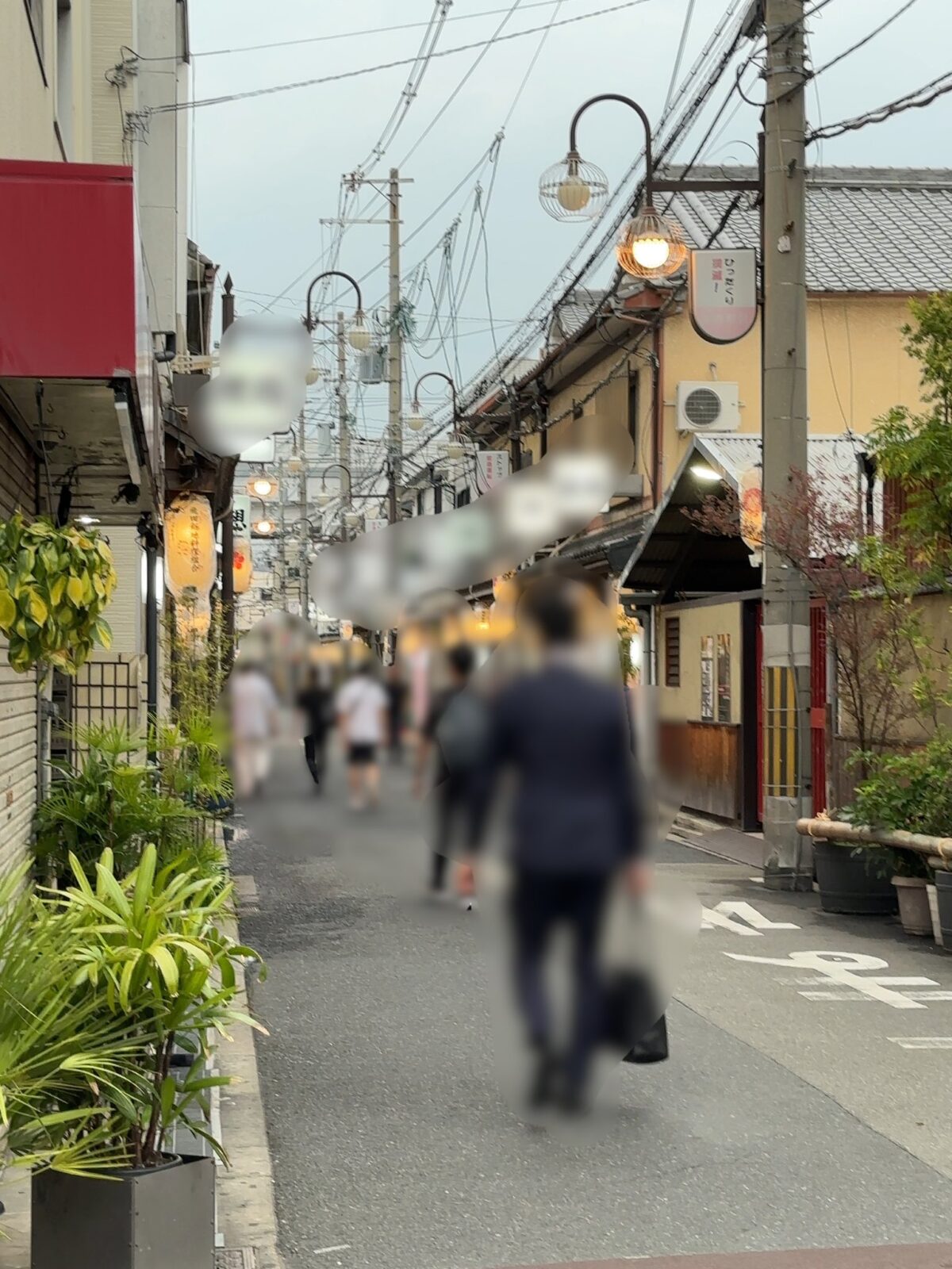 2023年5月22日月曜日18時頃の飛田新地、青春通りの風景