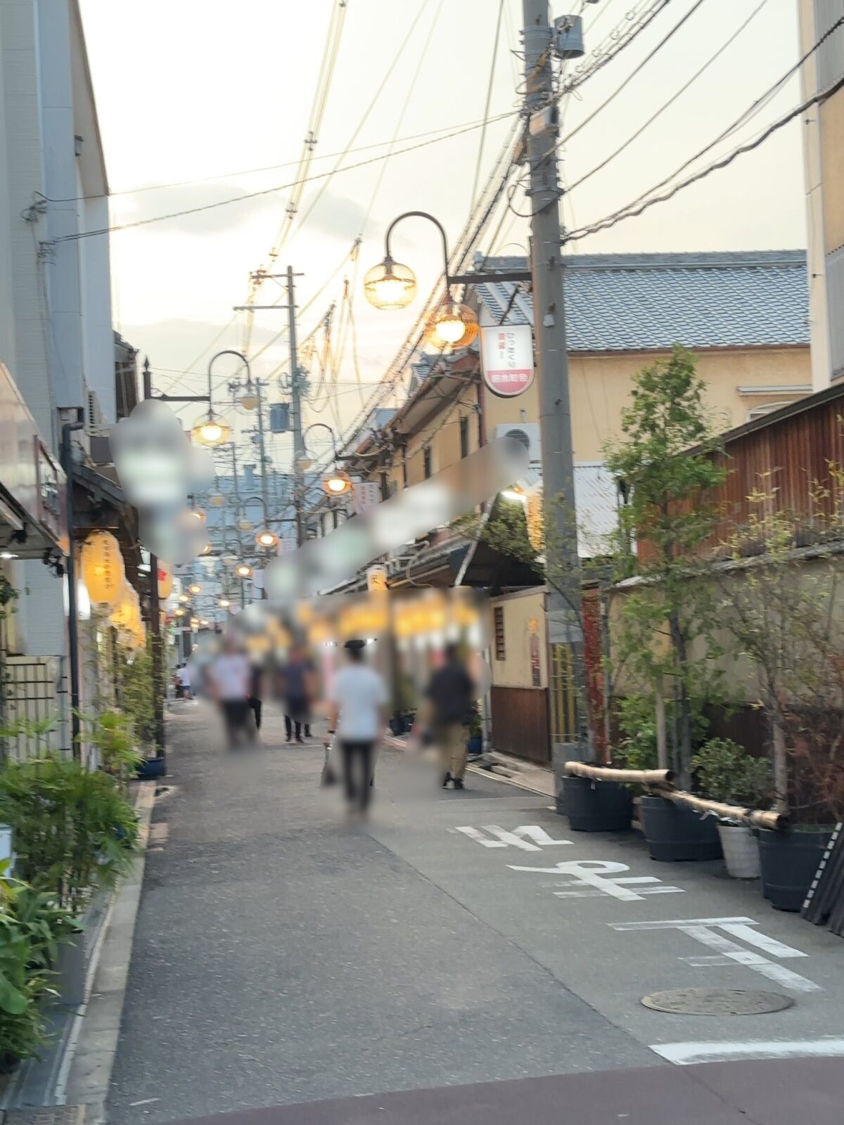 2023年8月21日月曜日18時半頃の飛田新地、青春通りの風景