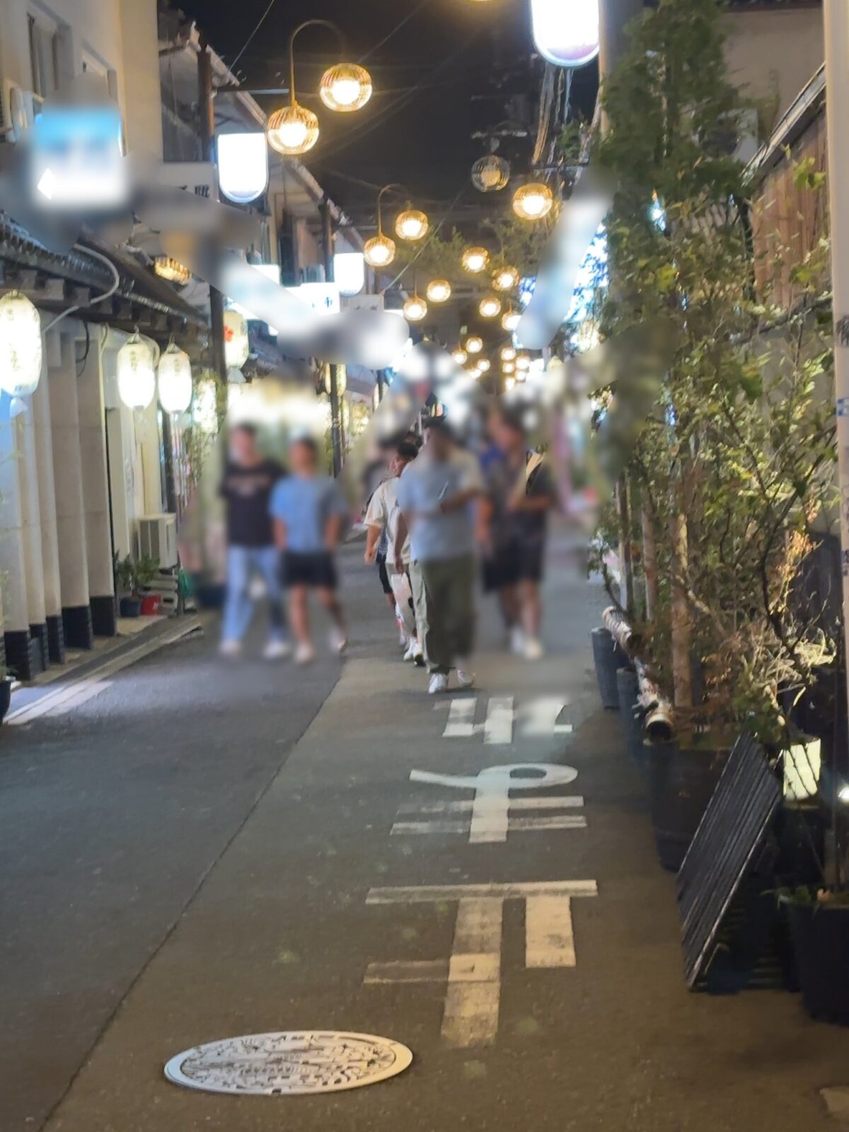 2023年8月28日月曜日20時頃の飛田新地、青春通の風景