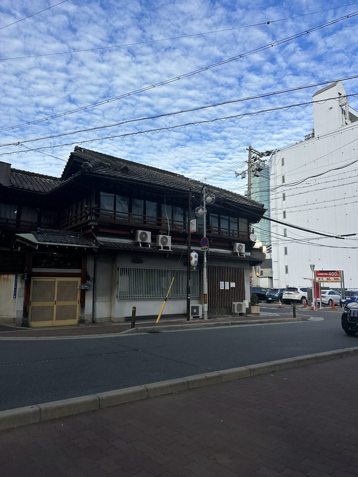 2023年9月26日(火)15時頃の飛田新地大門通りと秋の雲