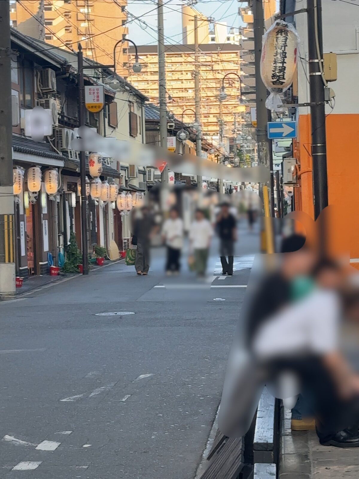 2023年9月27日(水)17時頃、飛田新地メイン通りを歩く団体客