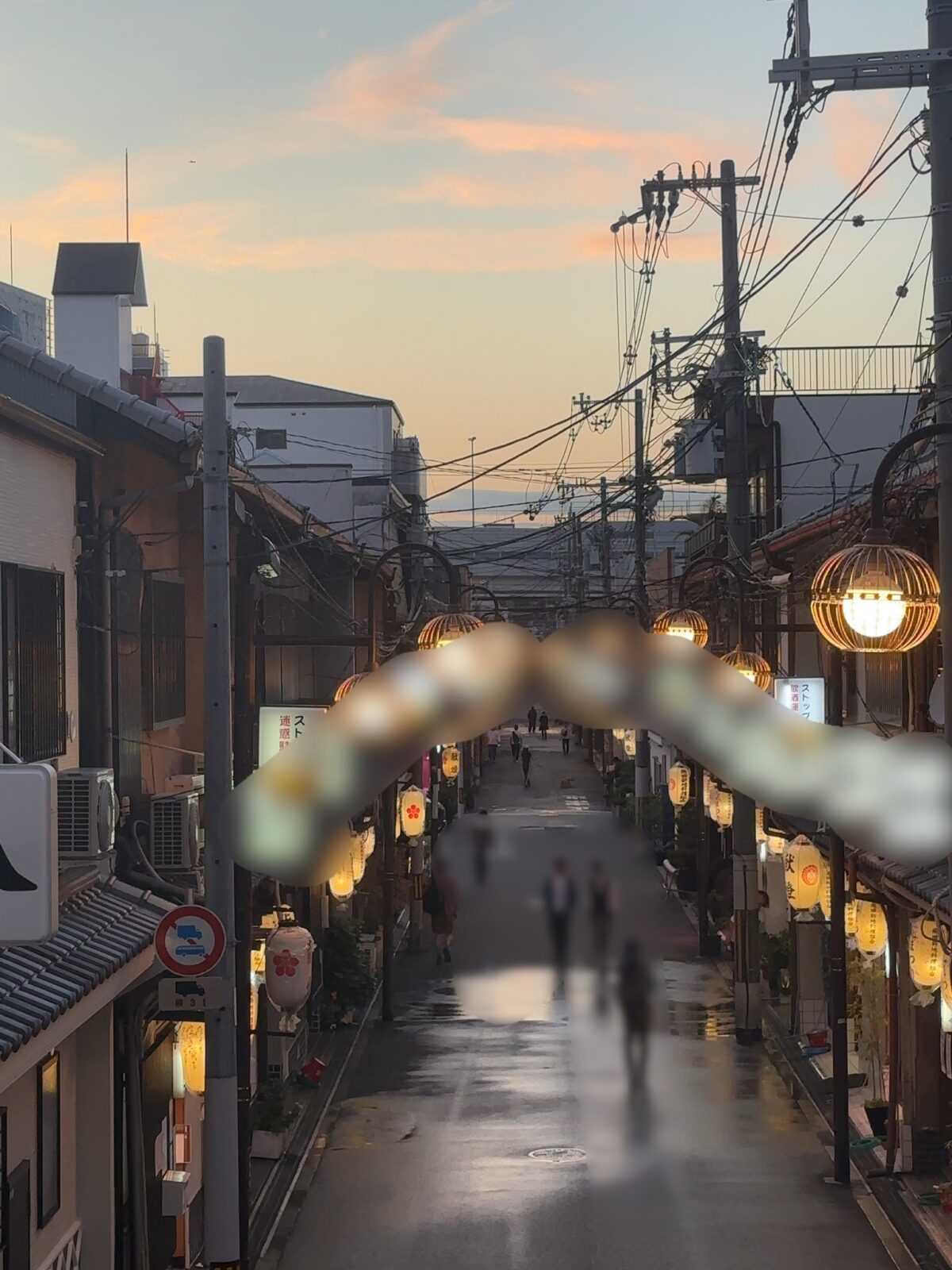 2023年10月19日木曜日17時半頃の飛田新地メイン通りの風景