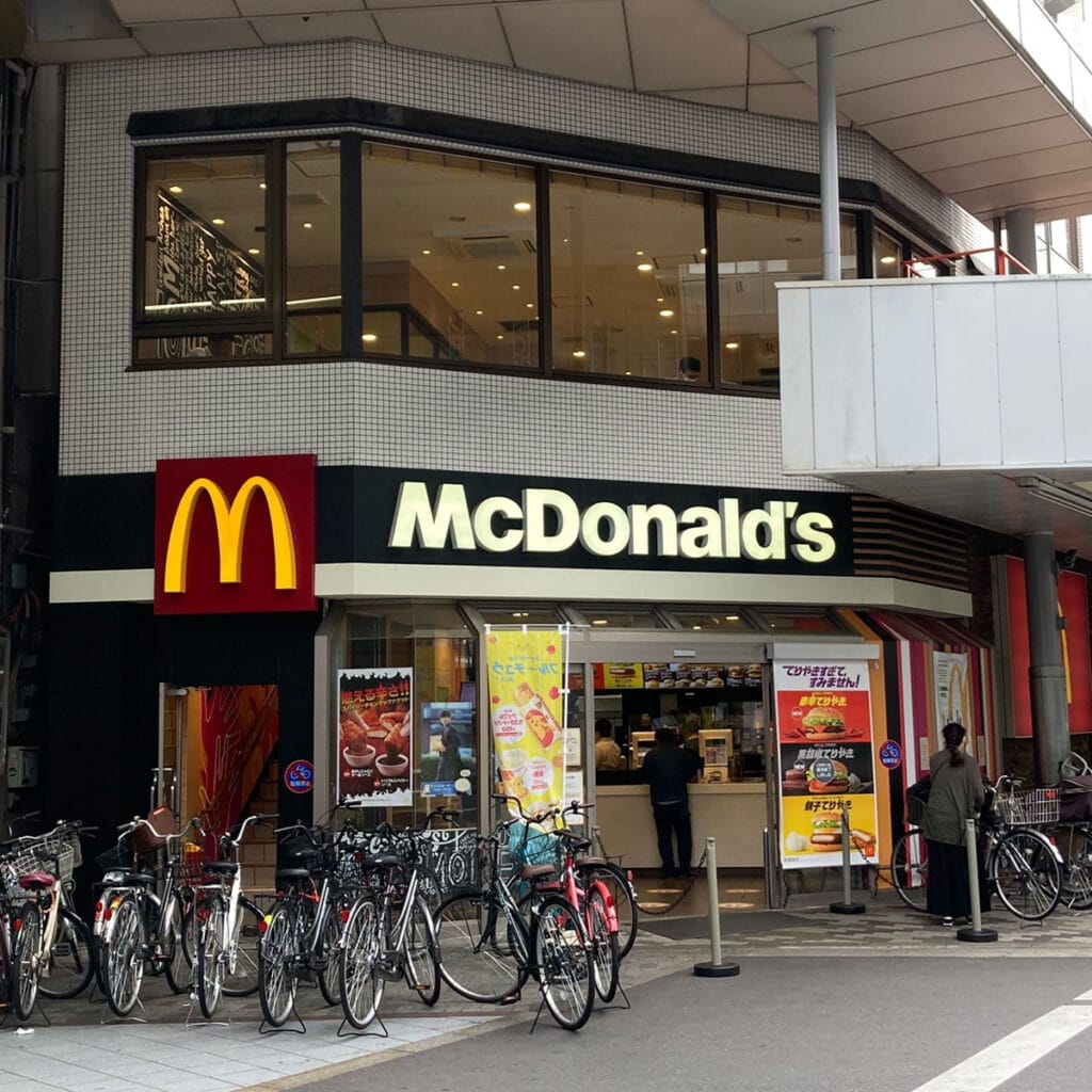 大阪メトロ九条駅6番出口前のマクドナルド