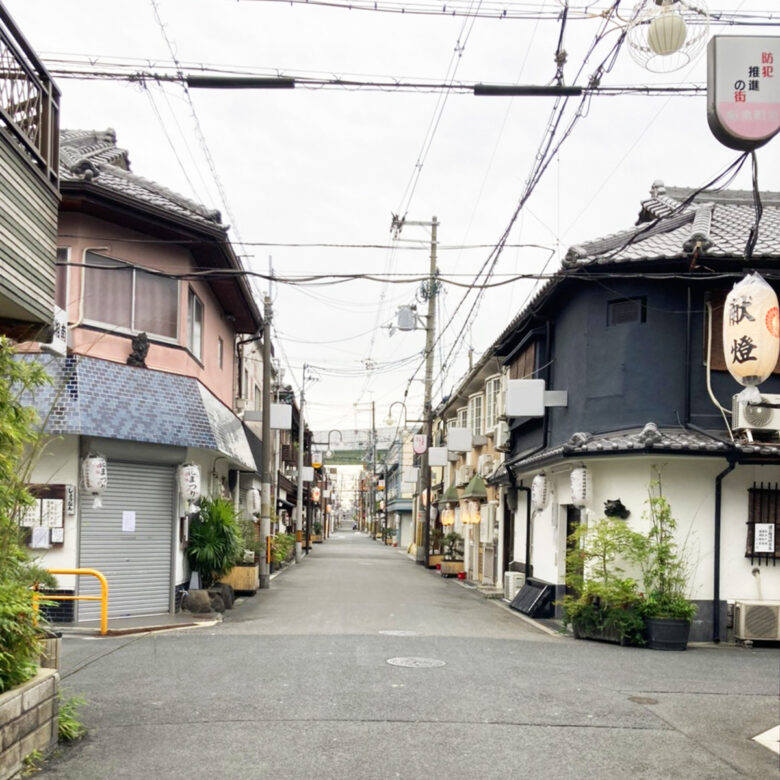 青春通りとたて筋が交差する角店