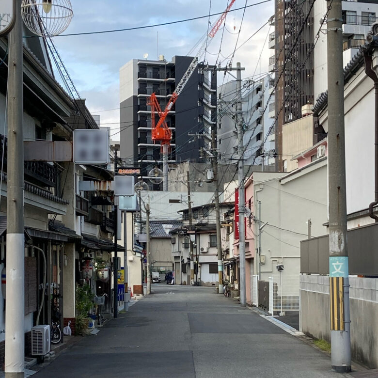 茨住吉神社の裏の通りは対面店は一件もありません