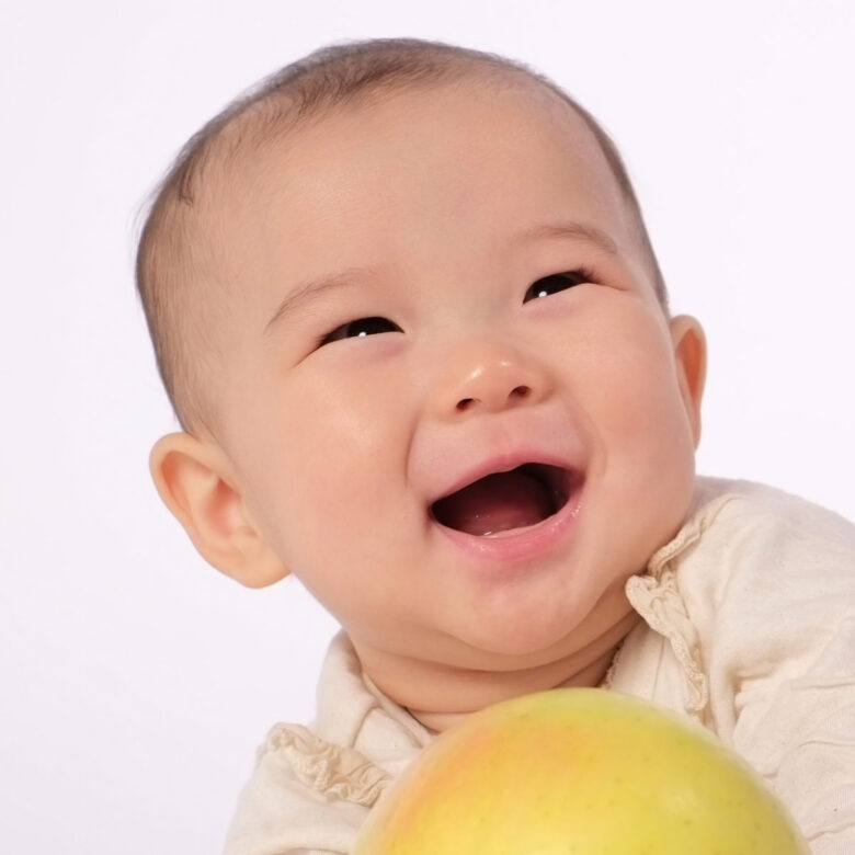 託児所の紹介や費用の補助などはもちろん、子育て経験のあるママさんやおばちゃんもシングルマザーにとって強い味方