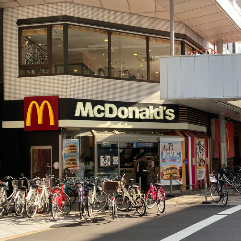 出勤前に食べたいものをテイクアウトしてお店で食べる女の子も