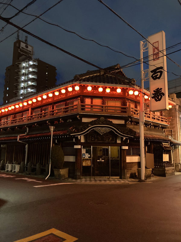 鯛よし百番は外観や内装から大正ロマンが感じられる料理店です