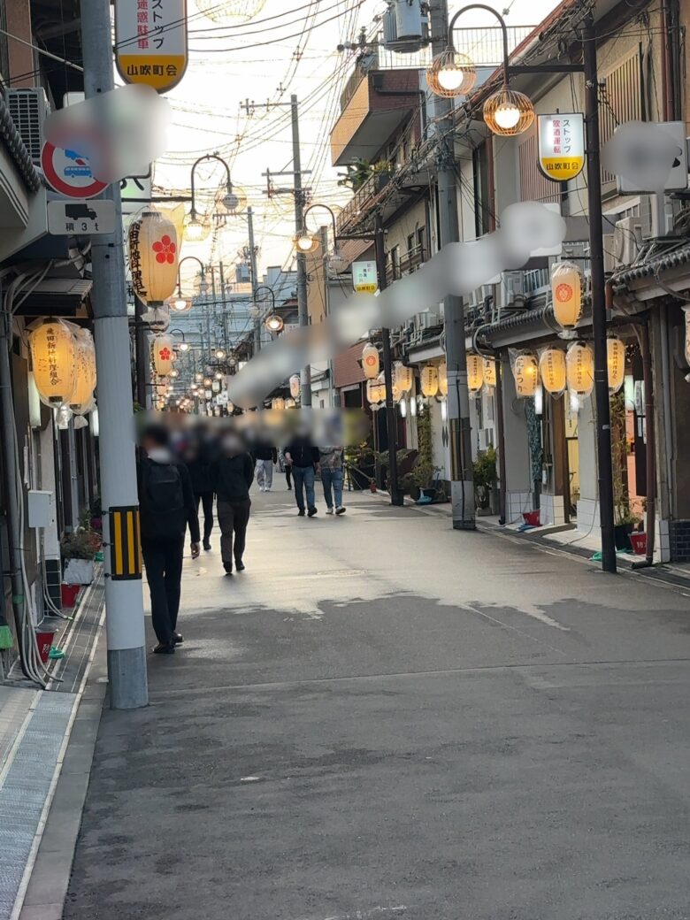 2023年3月10日金曜日、17時頃の飛田新地メイン通りの様子