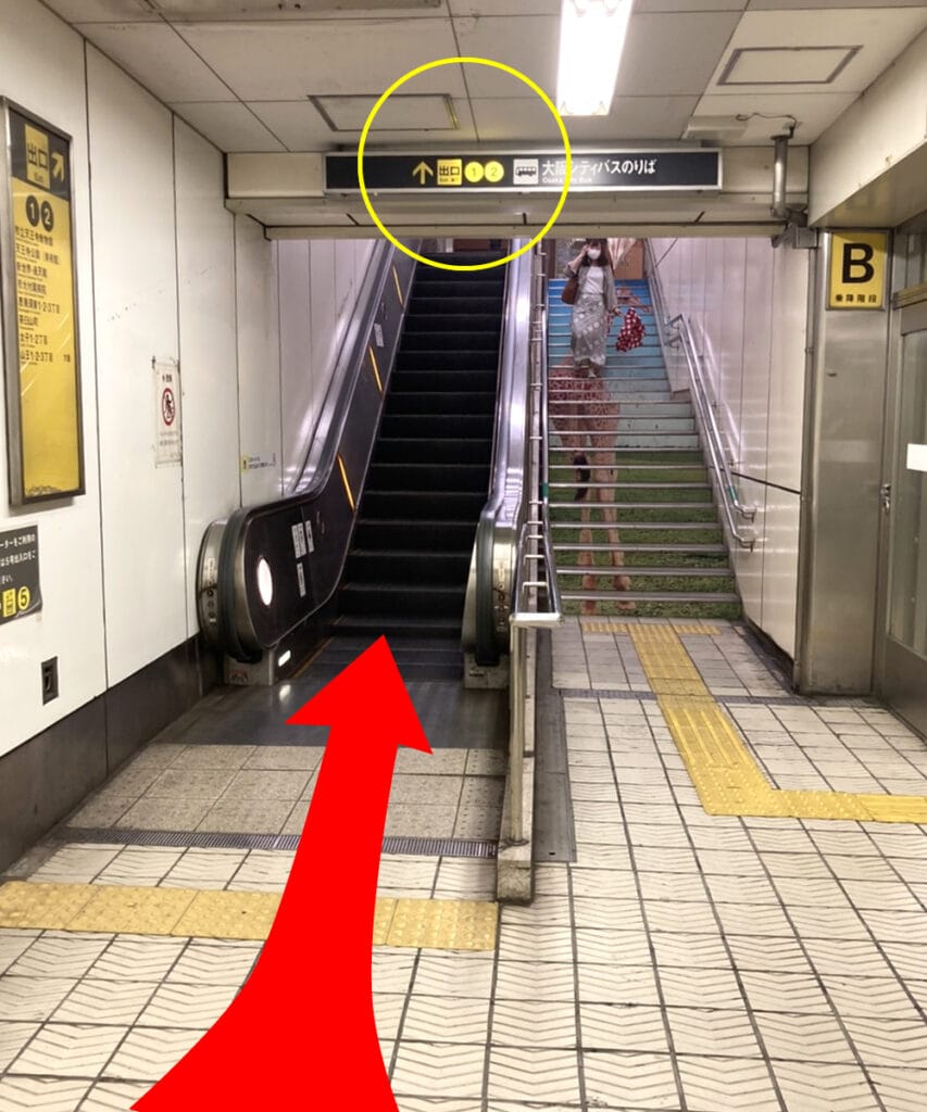 【飛田新地 行き方 動物園前】大阪メトロ御堂筋線「動物園前駅」を下車し、駅のまんなかあたりにある①②番出口へのエスカレーターをあがります