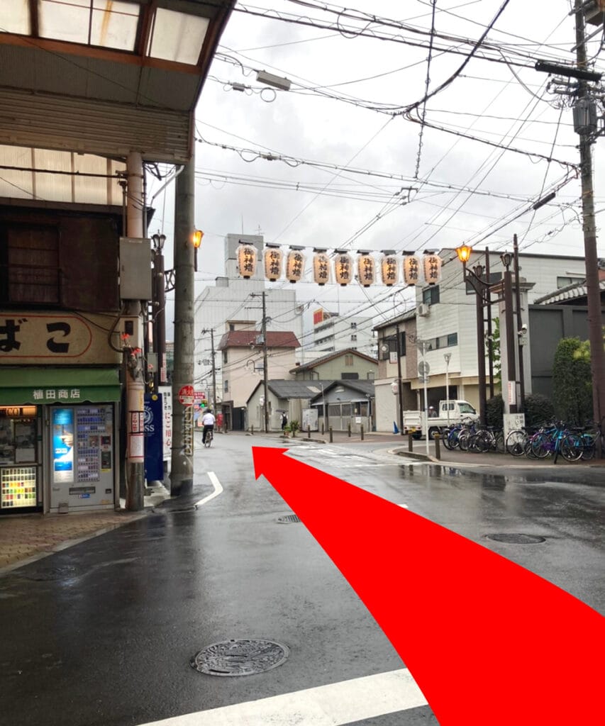 【飛田新地 行き方 動物園前】しばらく進むと左手に商店街がありますので、その先が大門通りです