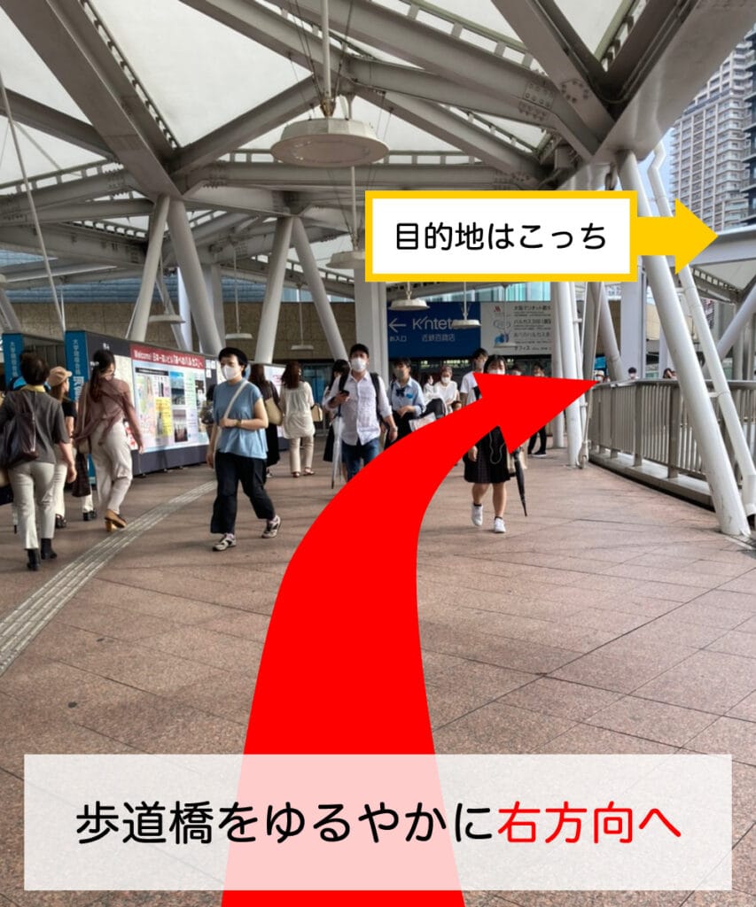 【飛田新地 行き方 天王寺】階段を上がったら歩道橋をゆるやかに右方向へ進みます